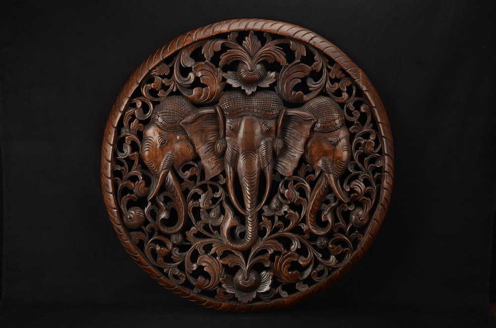 Kulatý dřevěný vyřezávaný obraz s motivem slona