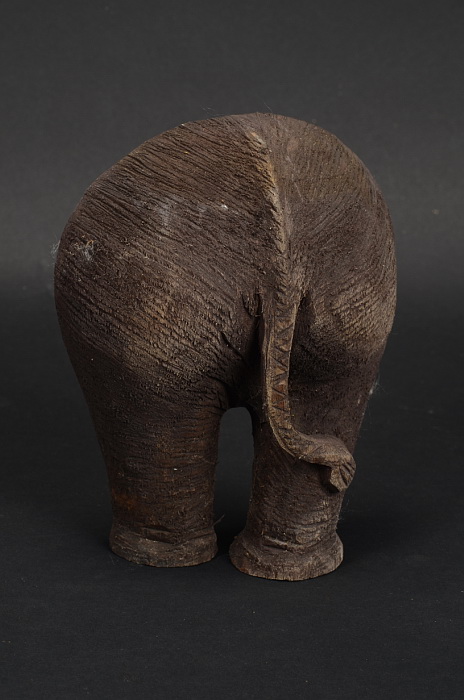 Dřevěná soška s motivem slona