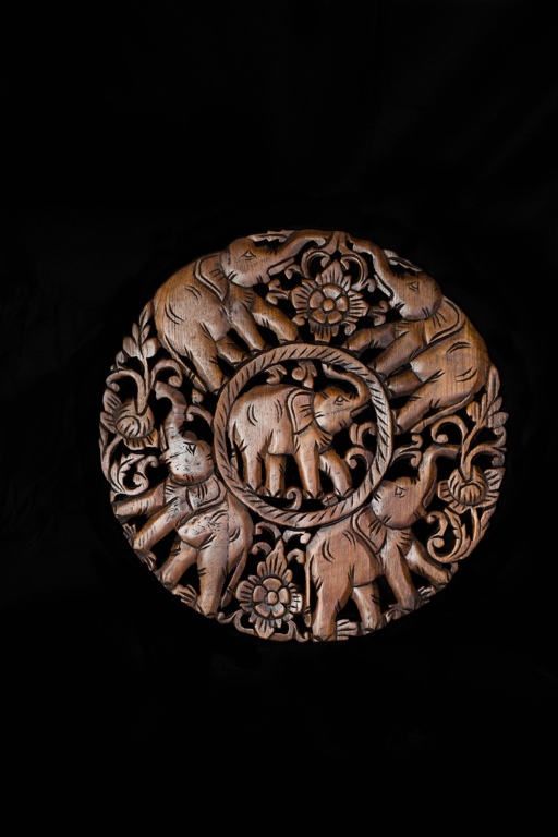 Sloni v kruhu (dřevořezba)