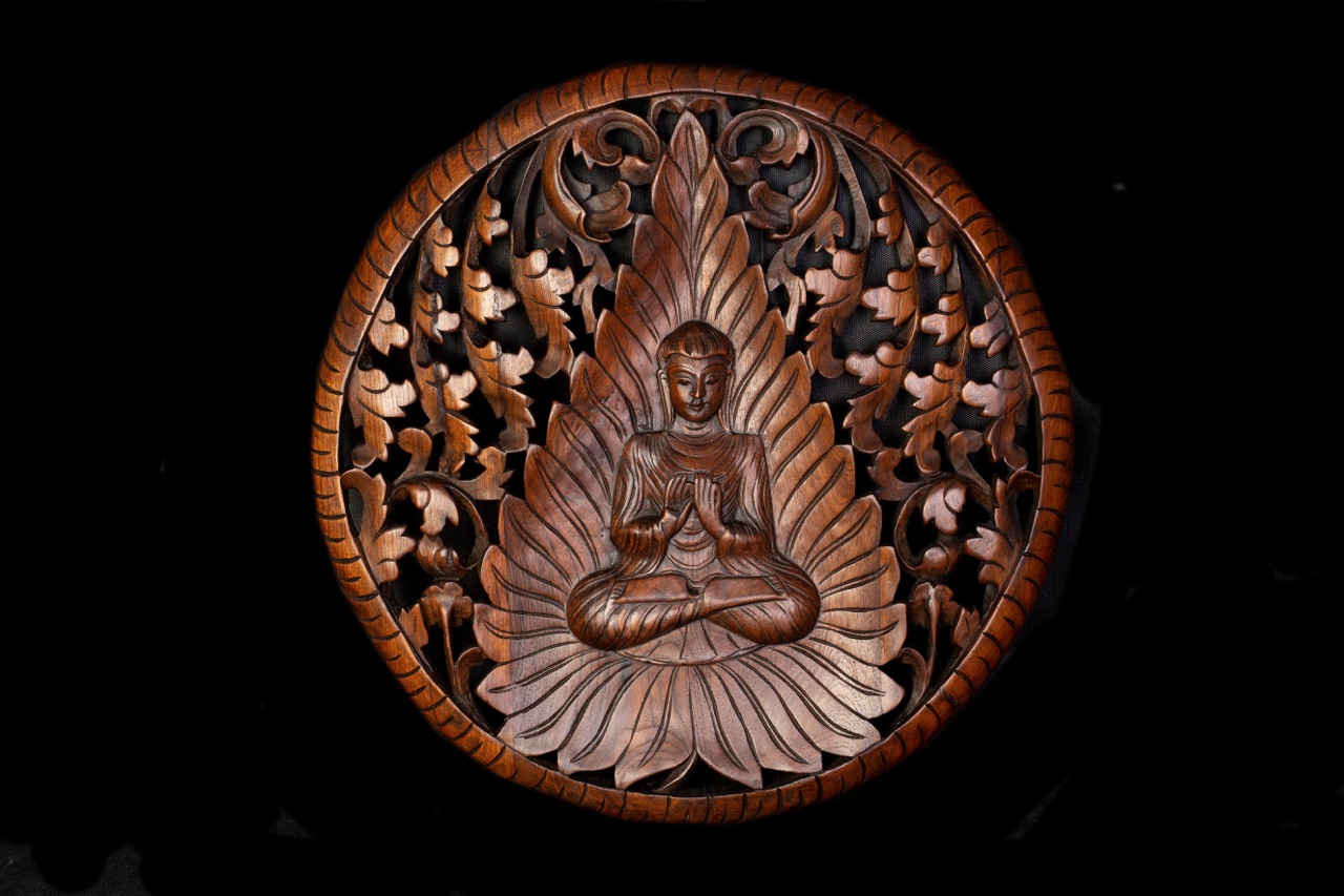 Dřevořezba Buddha a list