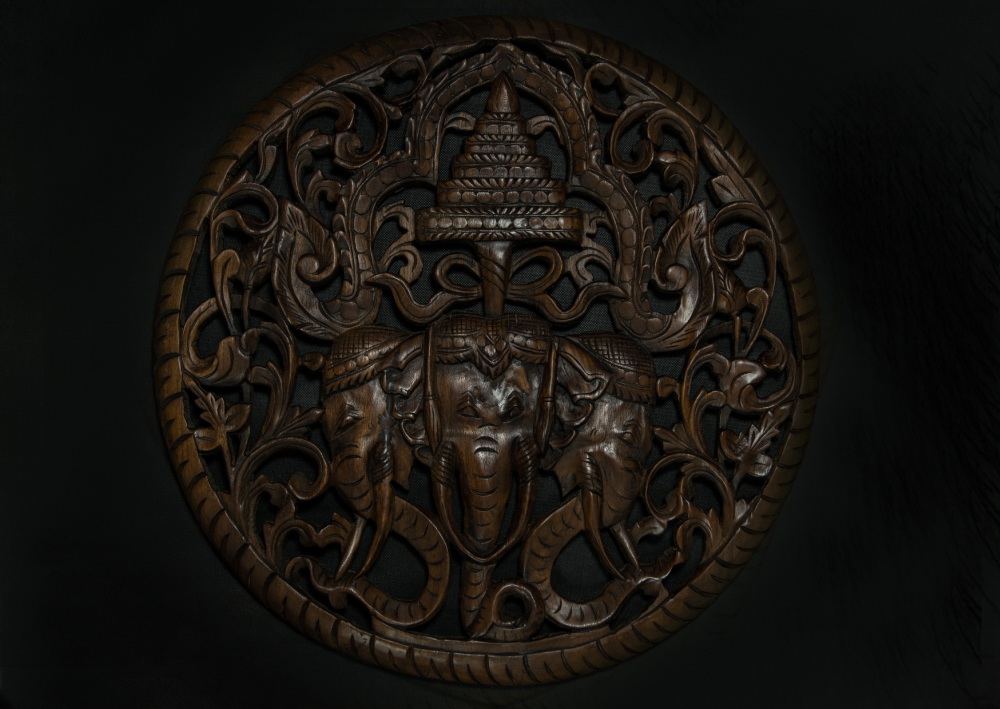 Orientální motiv slona v ručně vyřezávaném kulatém obrazu