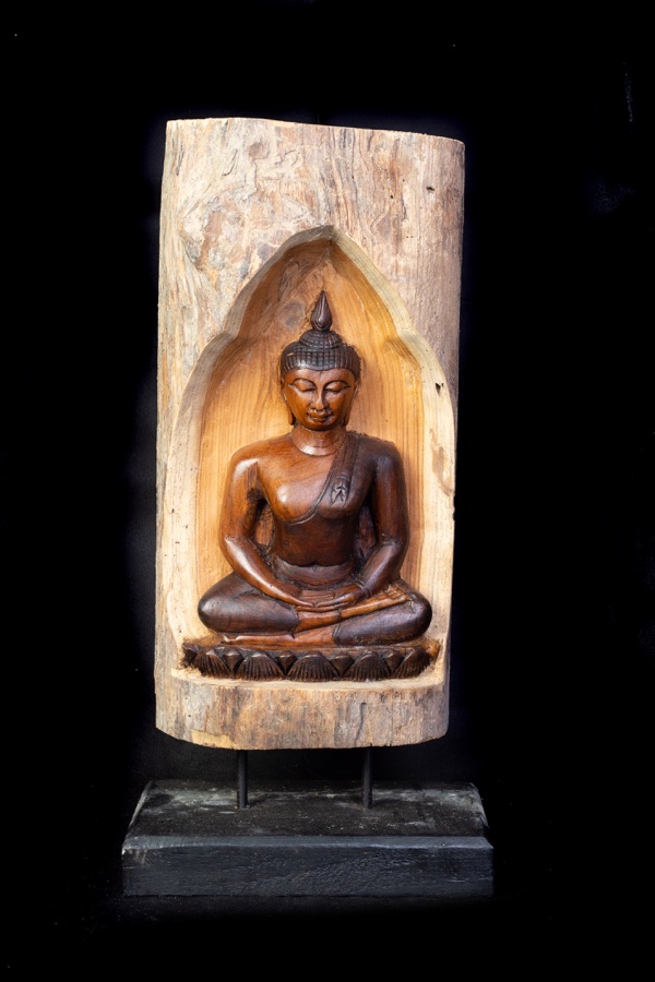 Buddha ve dřevě tmavý