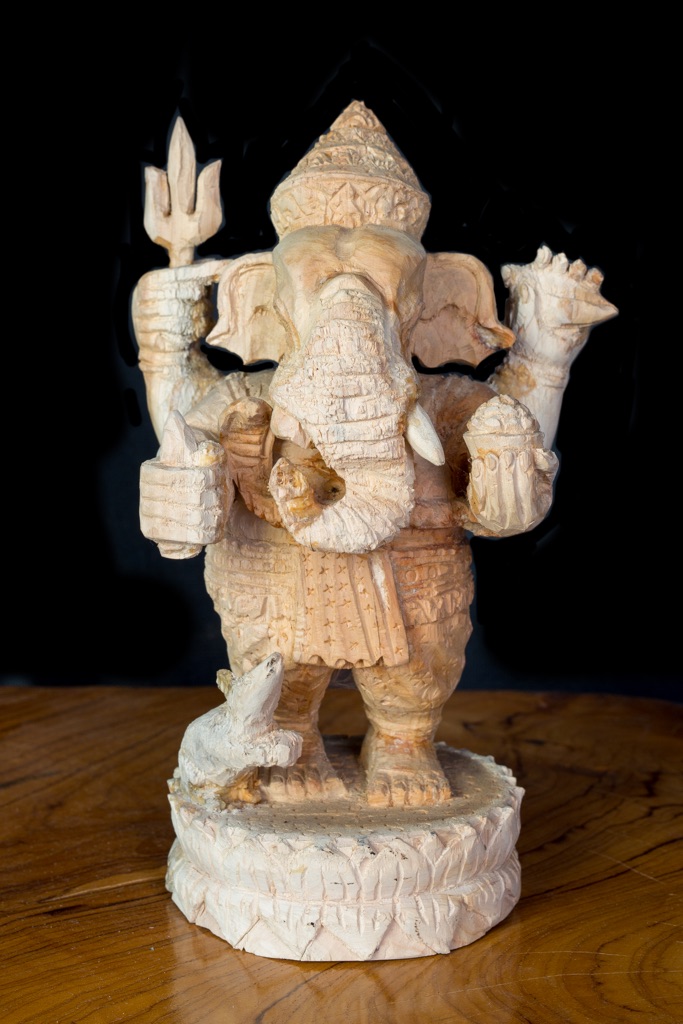 Socha Ganesha z eukalyptu