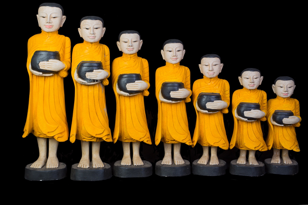 Sochy mnichů - žlutá
