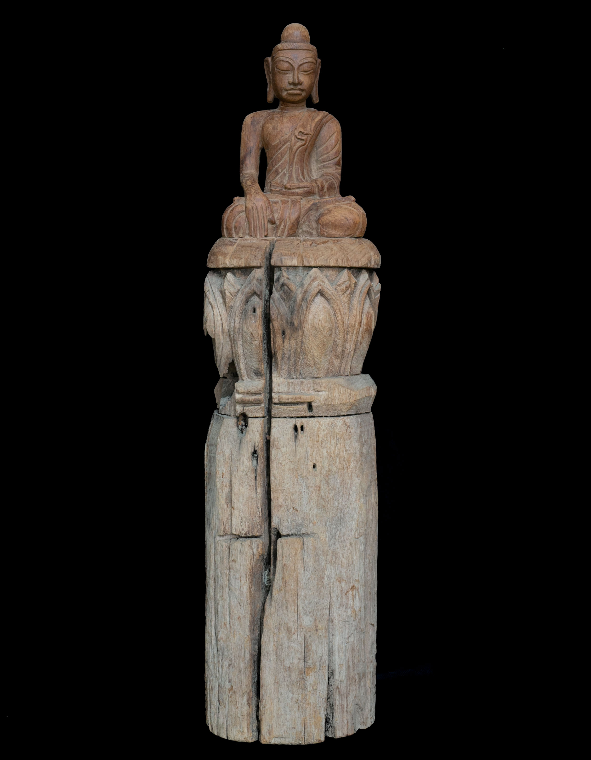 Buddha na podstavci, staré dřevo