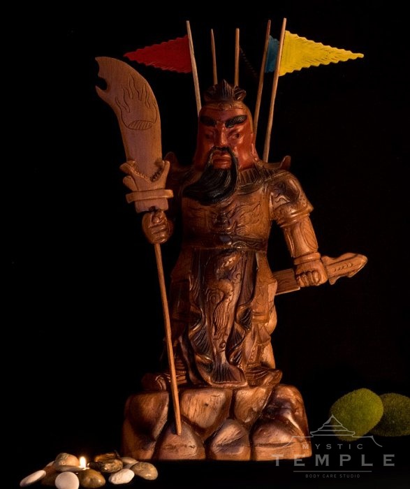Dřevěná socha bojovníka, tmavá