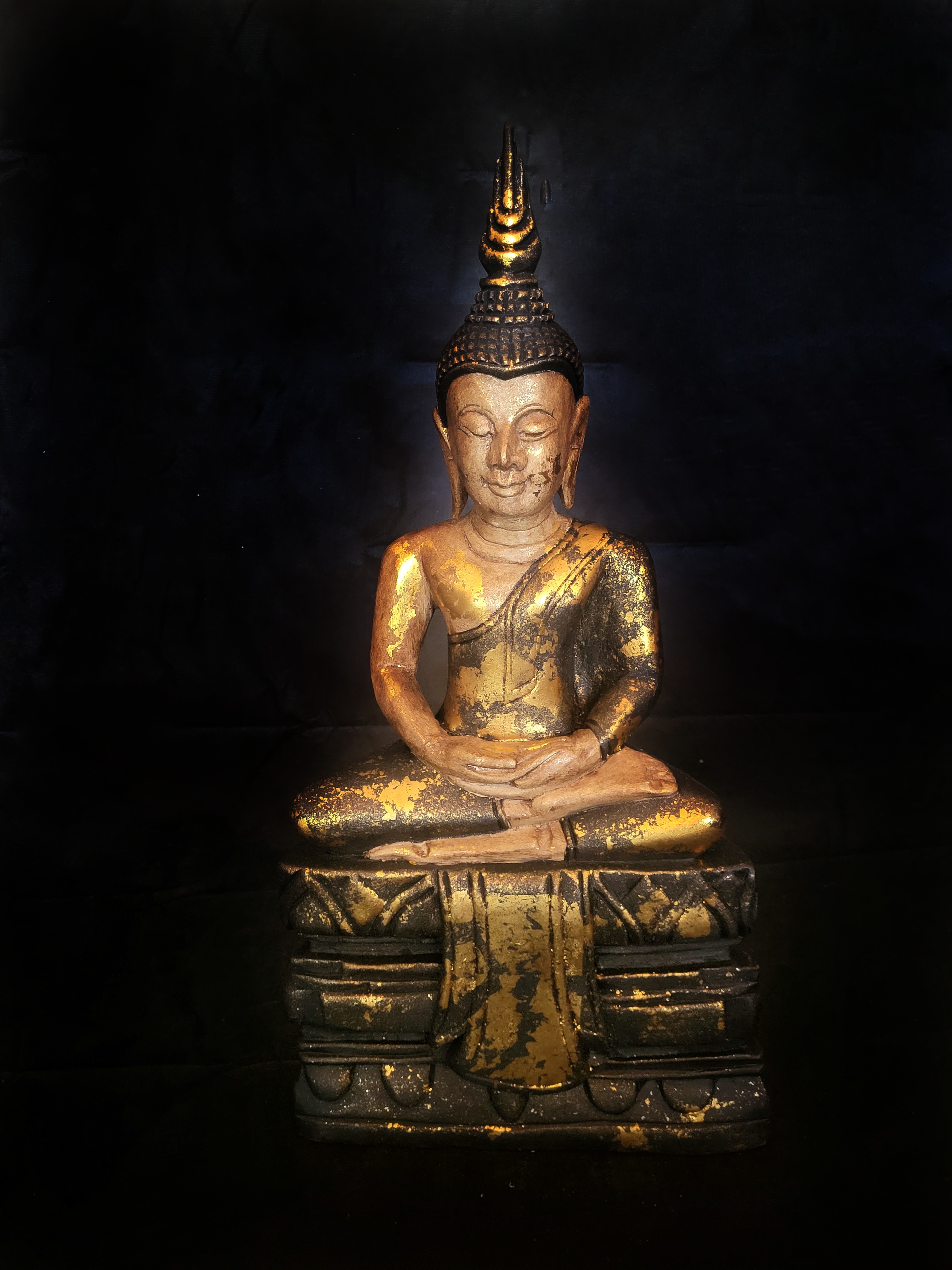 Buddha sedící,zlato-černý NENÍ SKLADEM