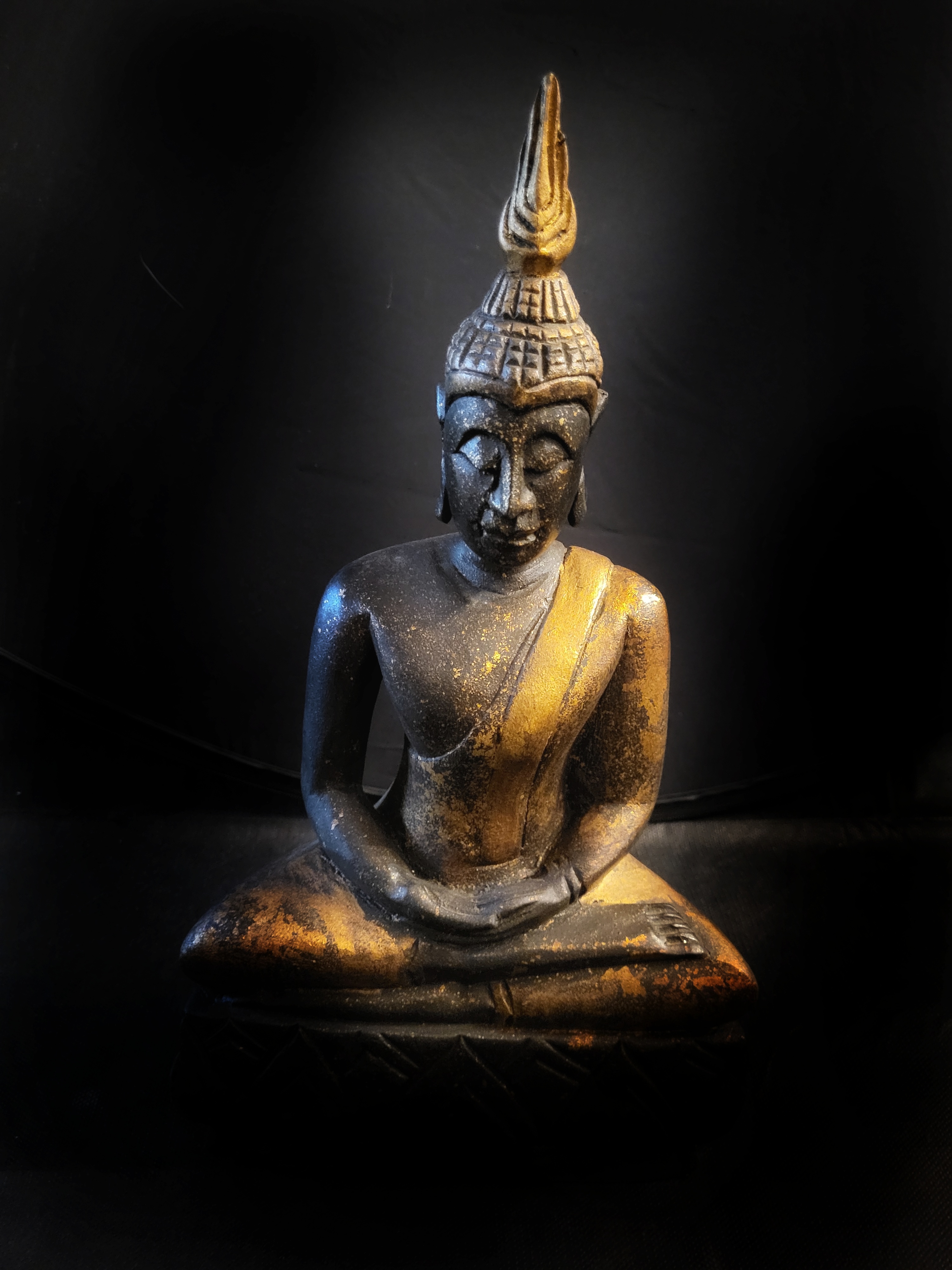 Buddha sedící černý