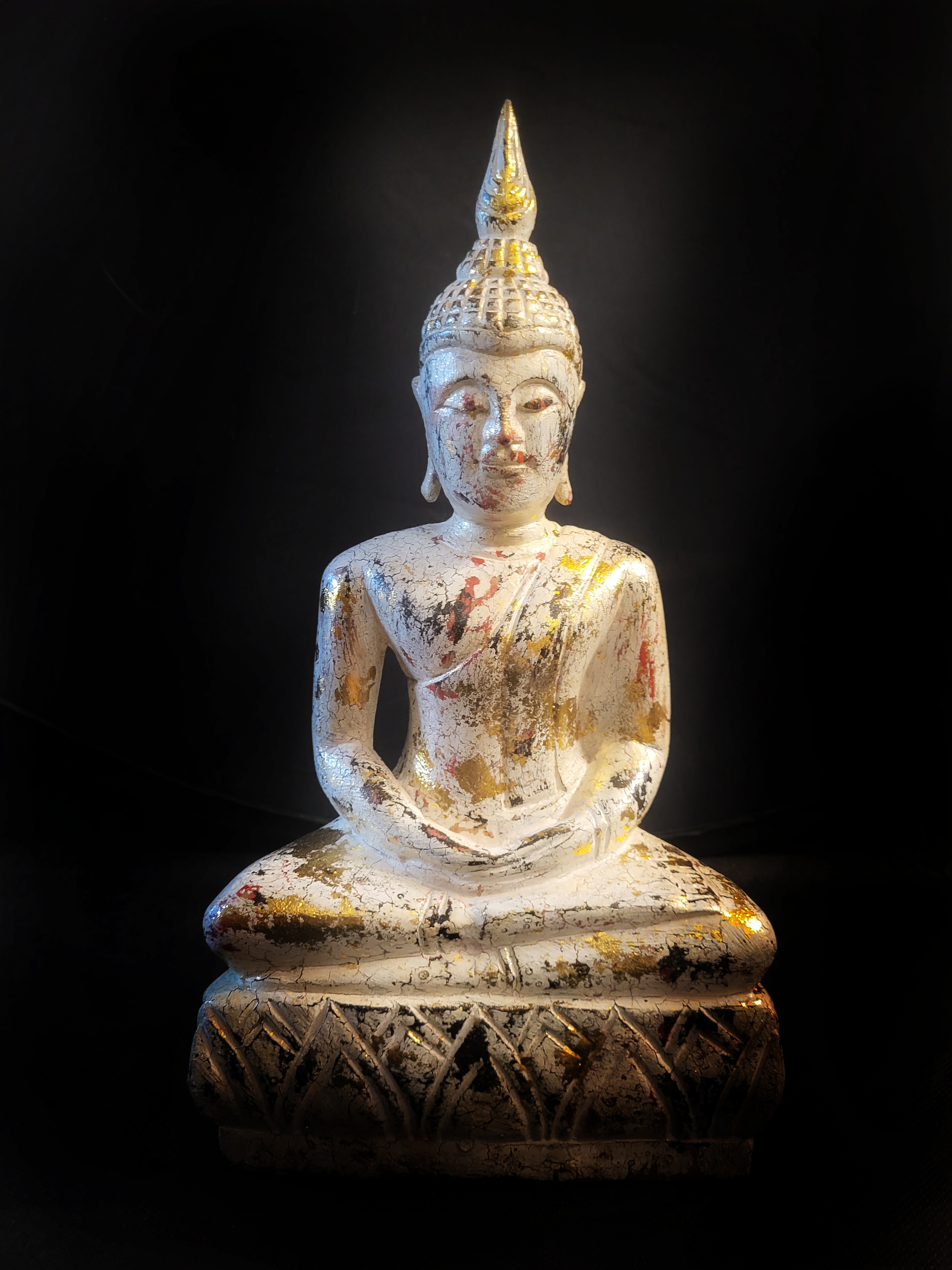 Buddha sedící bílý NENÍ SKLADEM