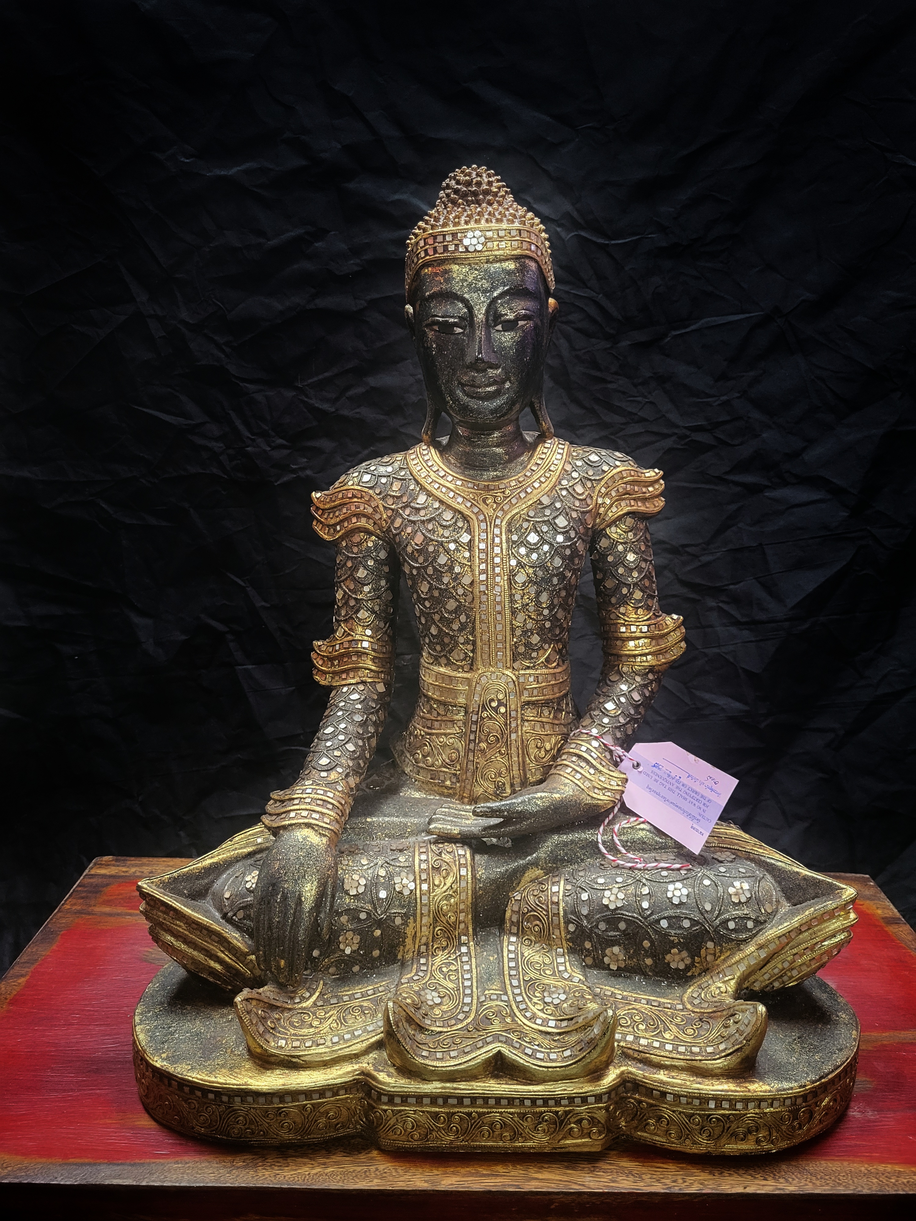 Buddha sedící zdobený