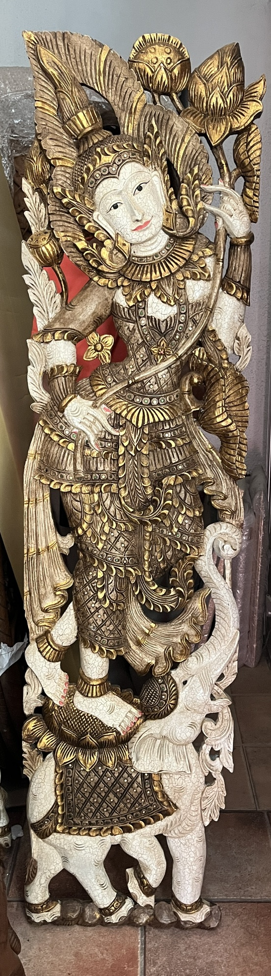 dřevořezba žena a slon