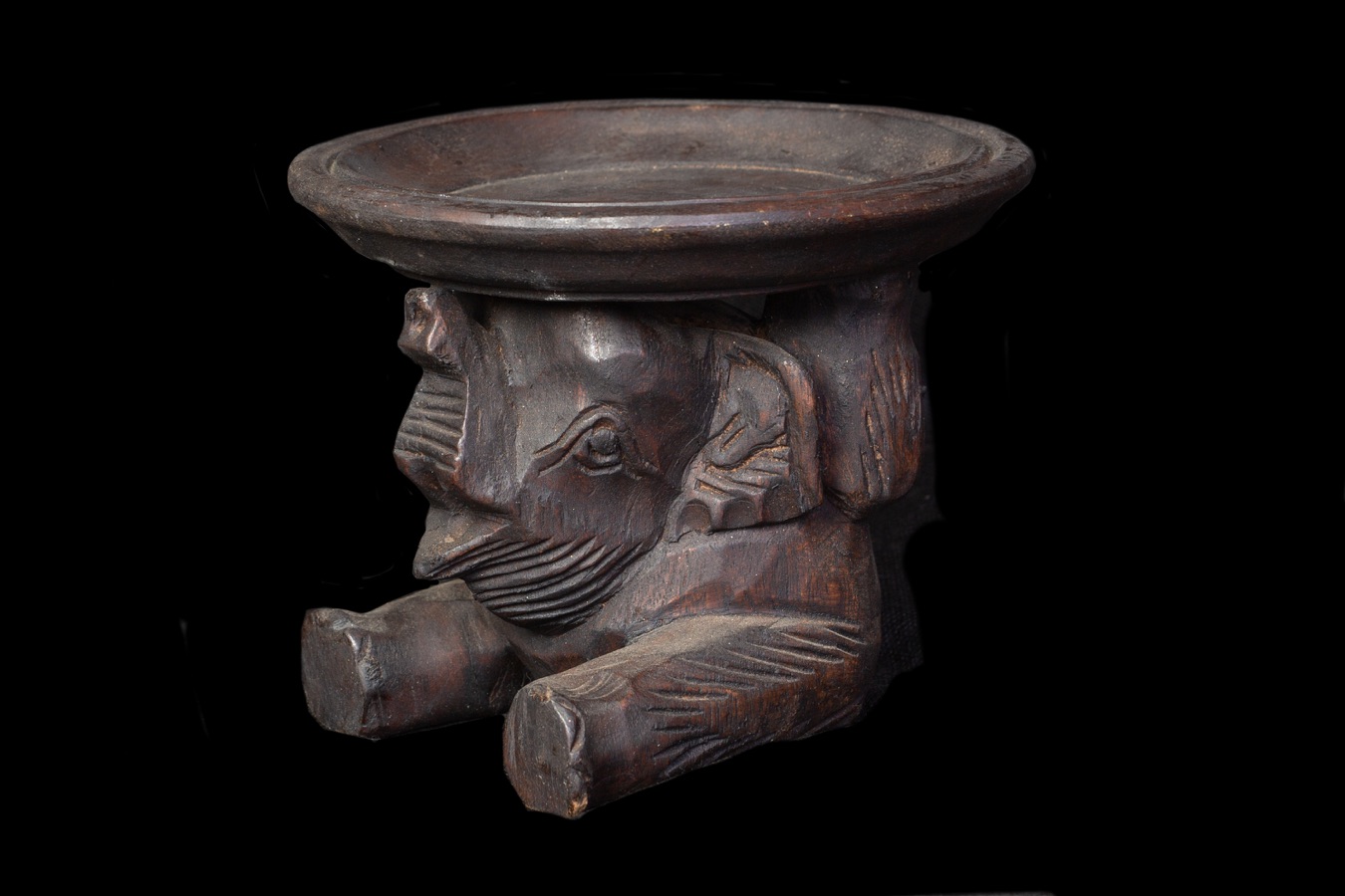 Zdobená miska se slonem