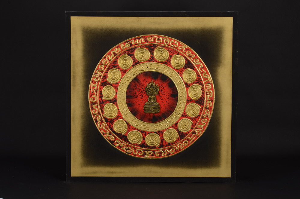 Zlatočerný obraz Buddha na plátně, s červeným podkladem a zlatými detaily