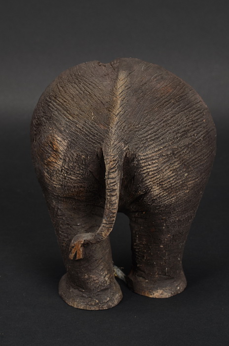 Dřevěná soška slona