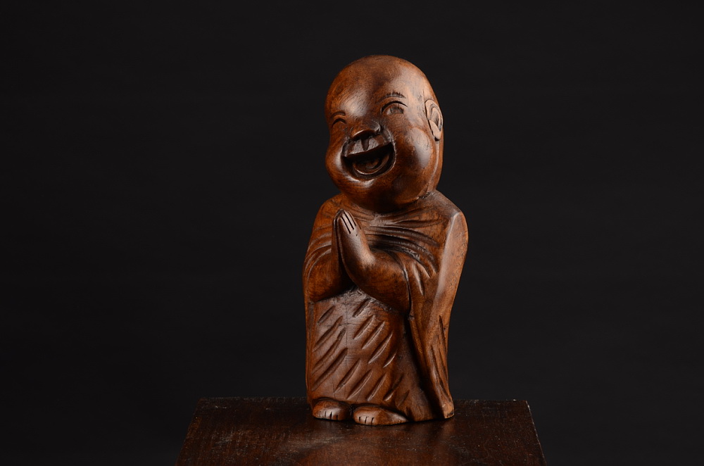 Soška smějící se mnich