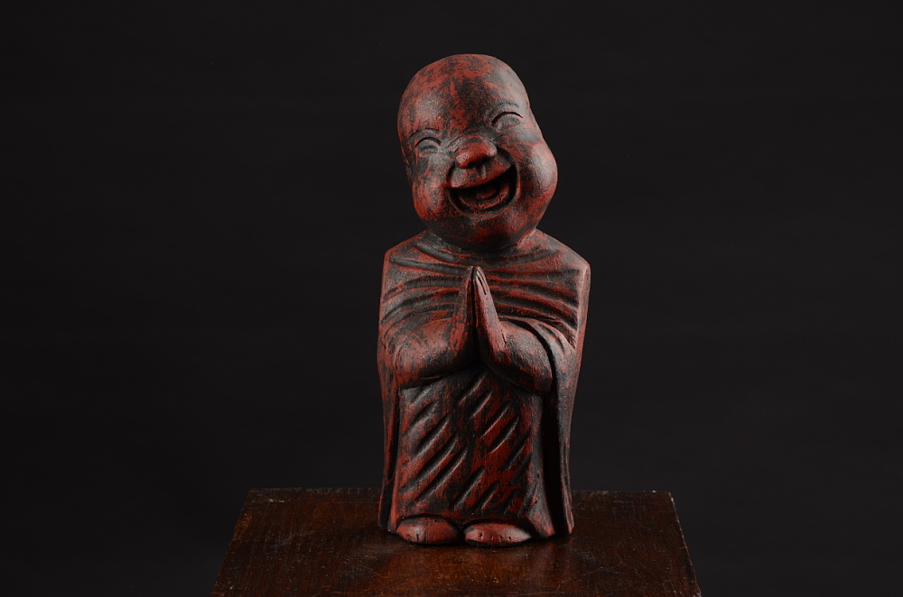 Smějící se mnich, tmavá soška