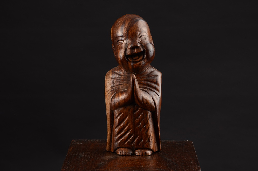 Smějící se mnich, soška světlá