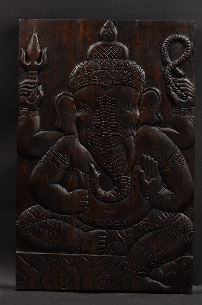 Větší dřevořezba s motivem slona, tmavá