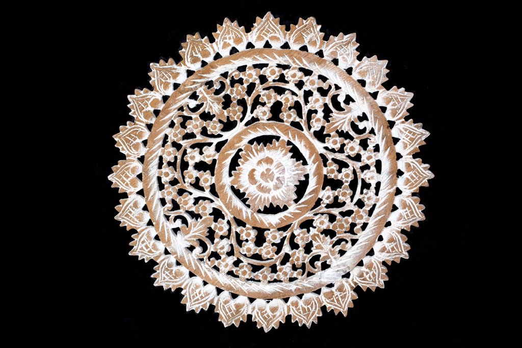 Bílá květina, dřevořezba