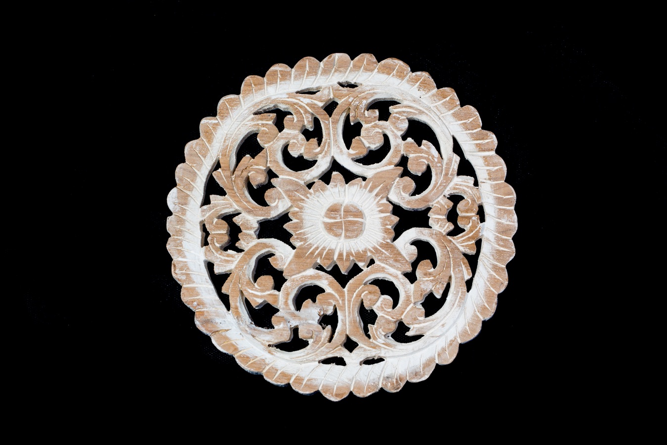 Bílá dřevořezba menší