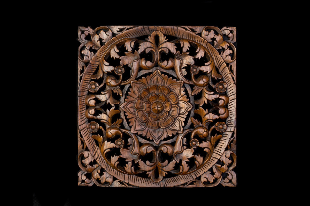 Čtvercová dřevořezba Květina NENÍ SKALDEM