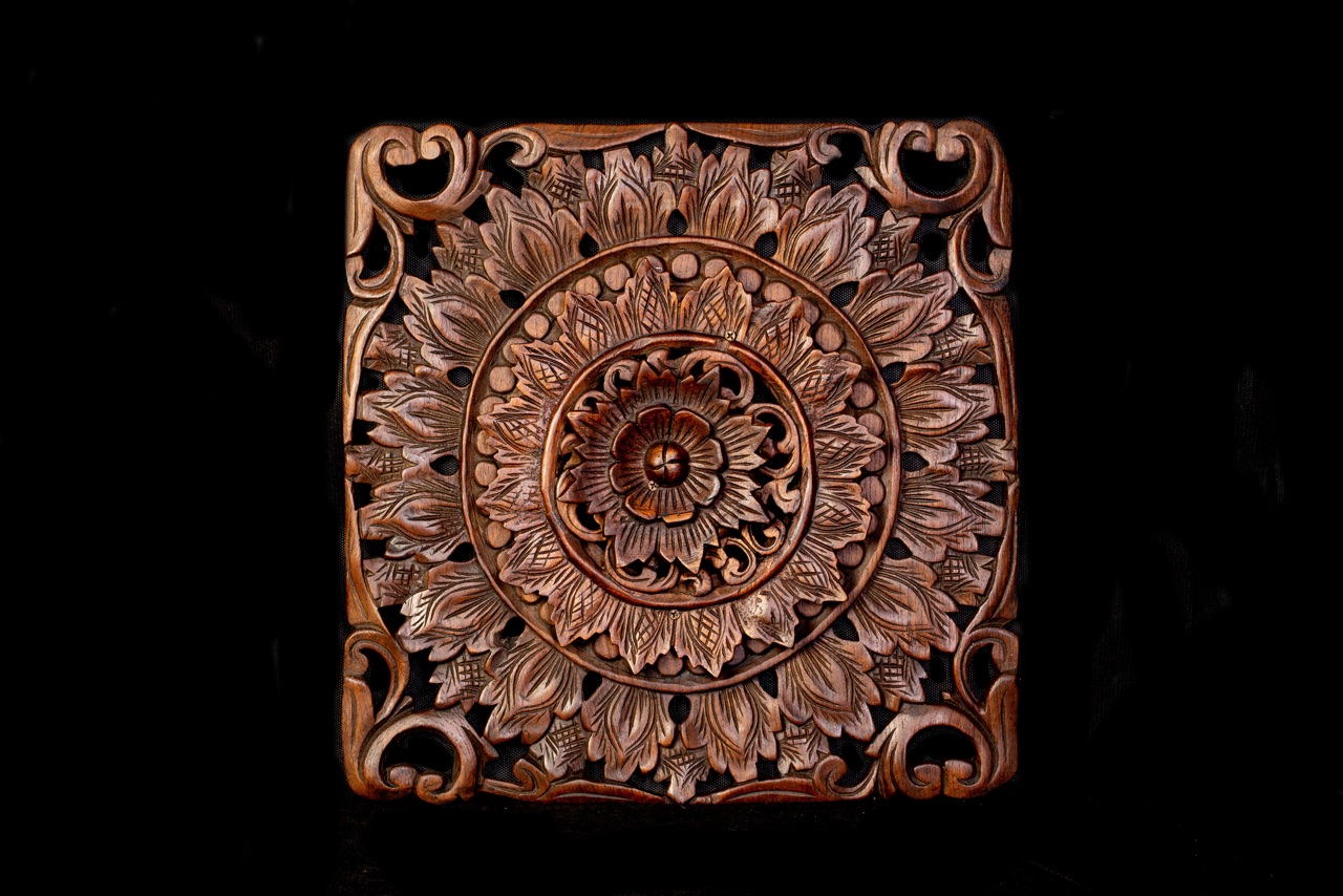 Čtvercová dřevořezba s květinou