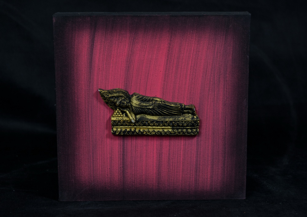 Netradiční obraz s pozlacenou soškou