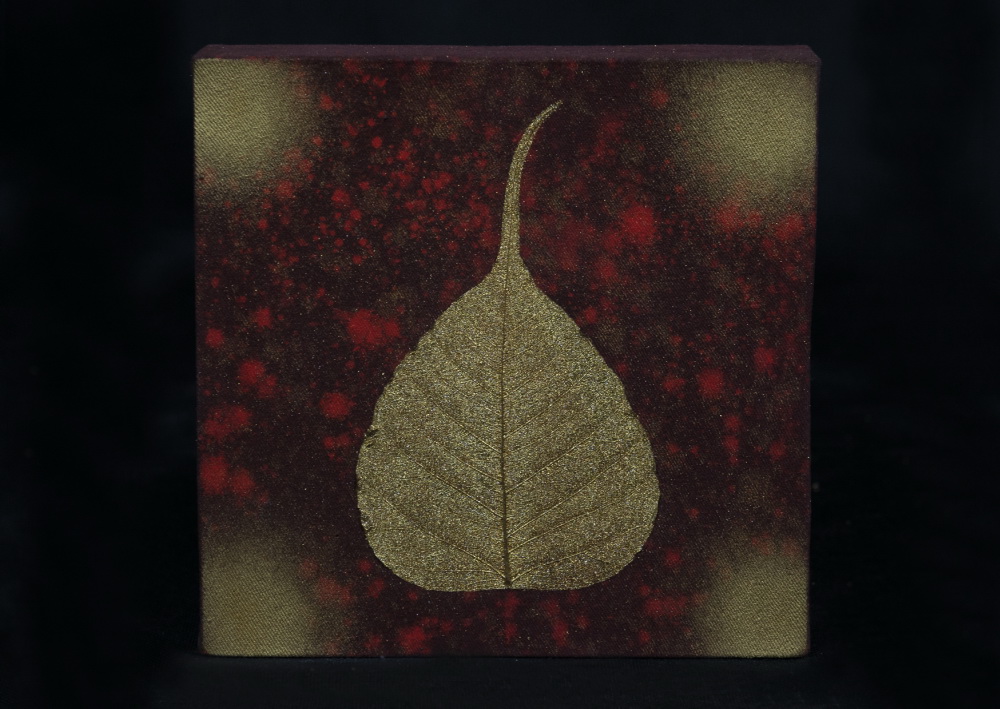 Zlatý list, herbář, černočervené pozadí