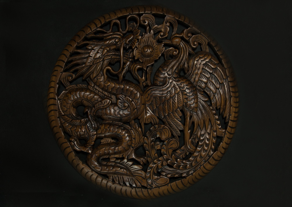 Kulatý, ručně vyřezávaný obraz se zvířecími motivy