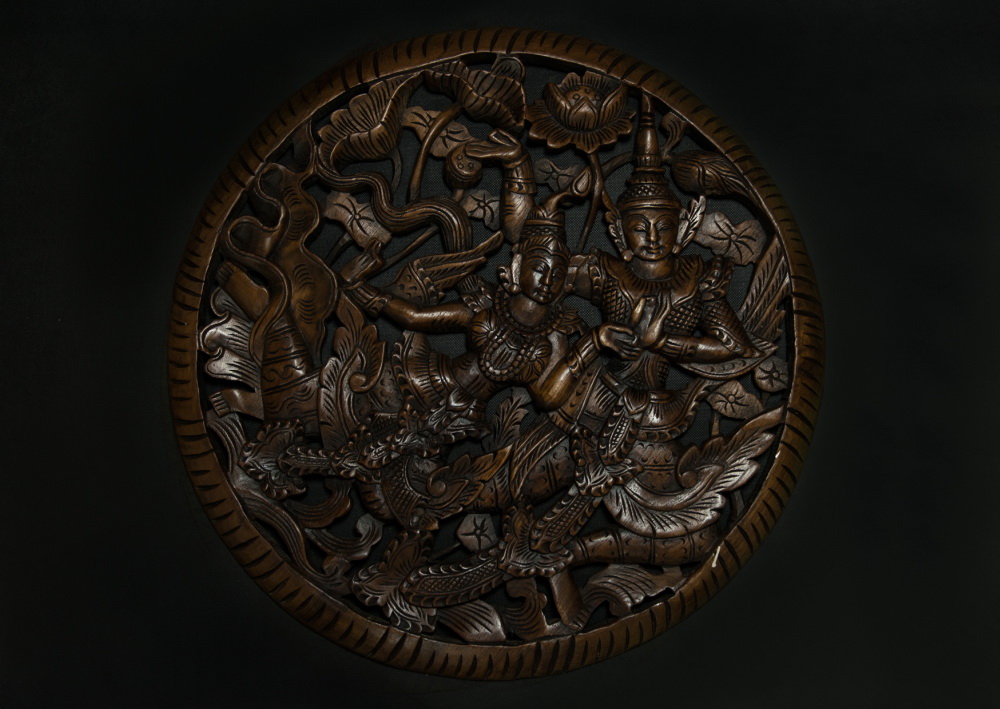 Vyřezávaný obraz, kulatý s motivem bojovníků