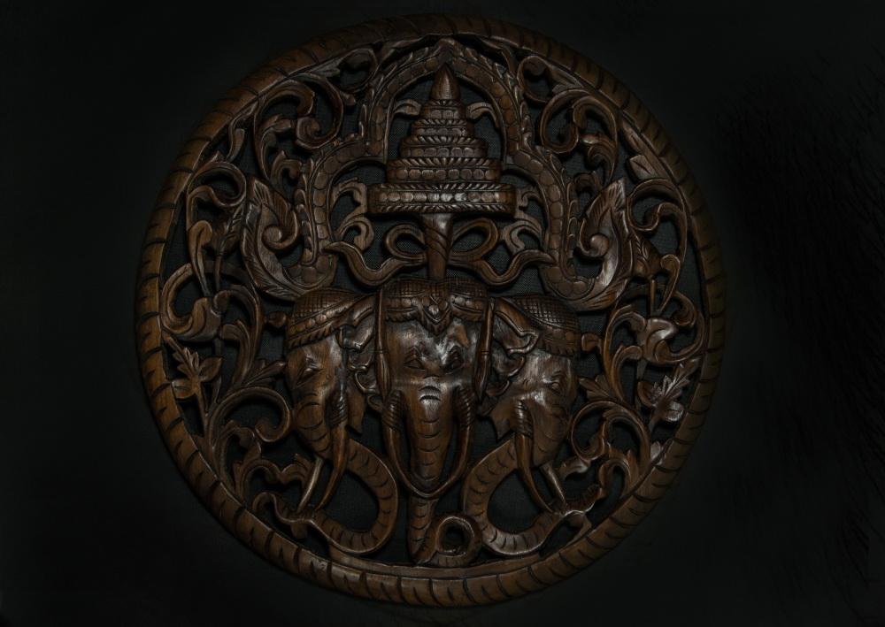 Orientální motiv slona v ručně vyřezávaném kulatém obrazu