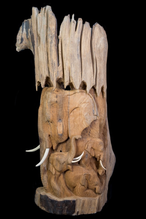 Slon vyřezaný do kmene