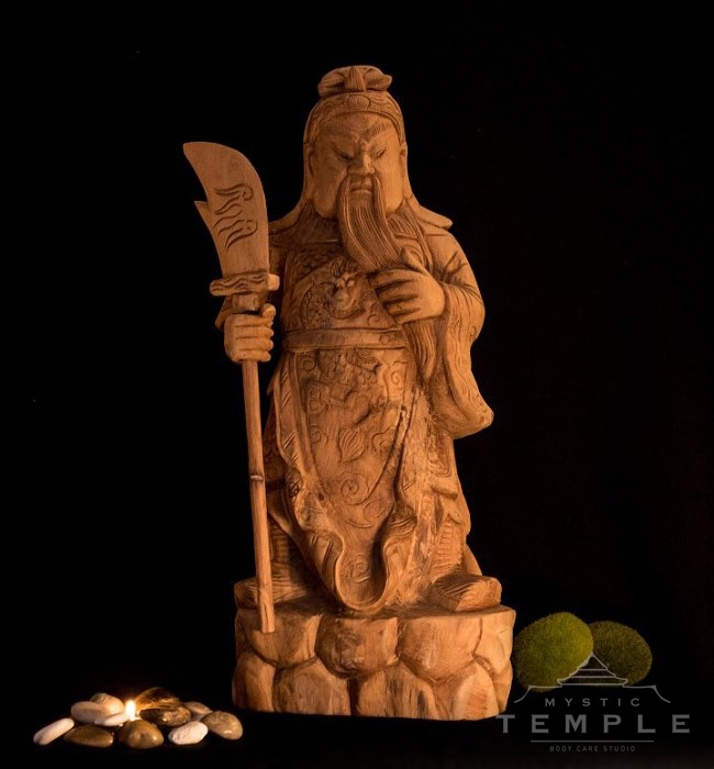 Dřevěná socha bojovníka