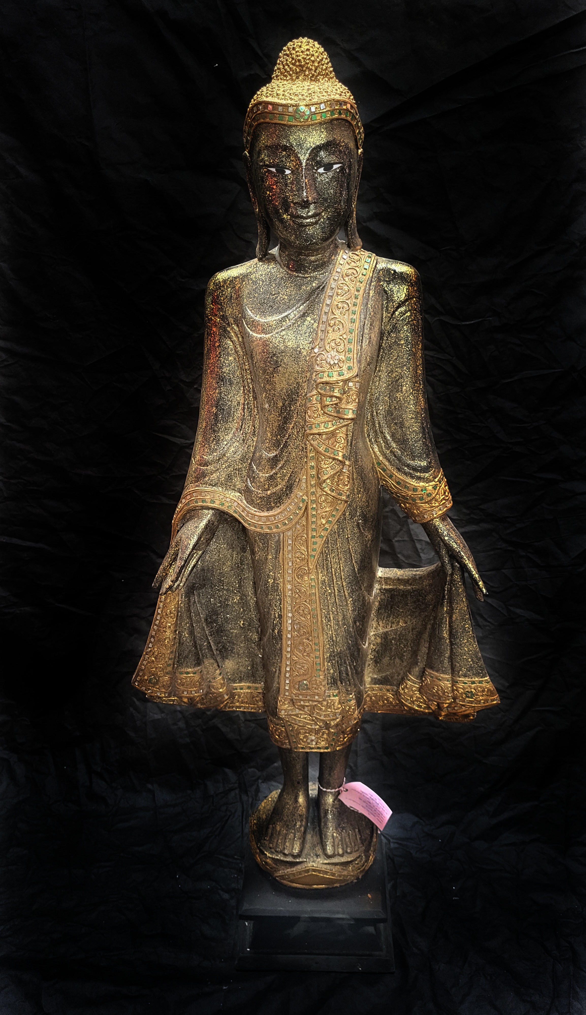 Buddha stojící zdobený