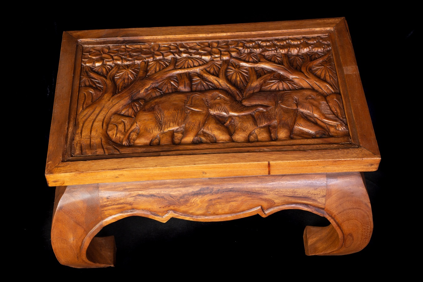 Vyřezávaný stůl se slony NENÍ SKLADEM